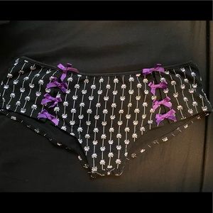 Morbid threads skull and bow undies